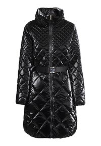Abrigo acolchado negro con cuello alto, cierre de cremallera y un cinturón negro removible con hebilla de plata. Textura brillante y suave.