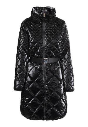Manteau matelassé noir avec un col haut, fermeture zippée et une ceinture noire amovible avec une boucle en argent. Texture brillante et lisse.