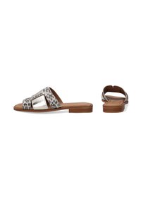 Leopardprint slide sandalen met een metallic zilveren accent. Platte zool met een bruine leren binnenzool. Open achterkant voor gemakkelijk aan- en uittrekken.