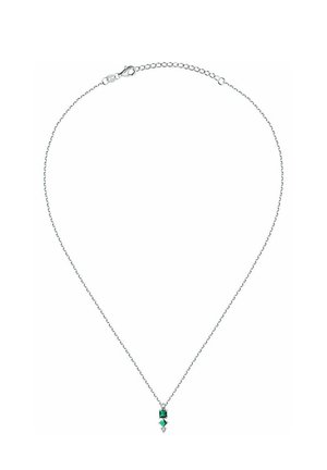 Silberne Halskette mit einem Anhänger, der einen rechteckigen grünen Edelstein, einen kleineren grünen Edelstein und einen dekorativen klaren Akzent enthält.