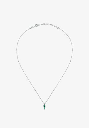 Silberne Halskette mit einem Anhänger, der einen rechteckigen grünen Edelstein, einen kleineren grünen Edelstein und einen dekorativen klaren Akzent enthält.