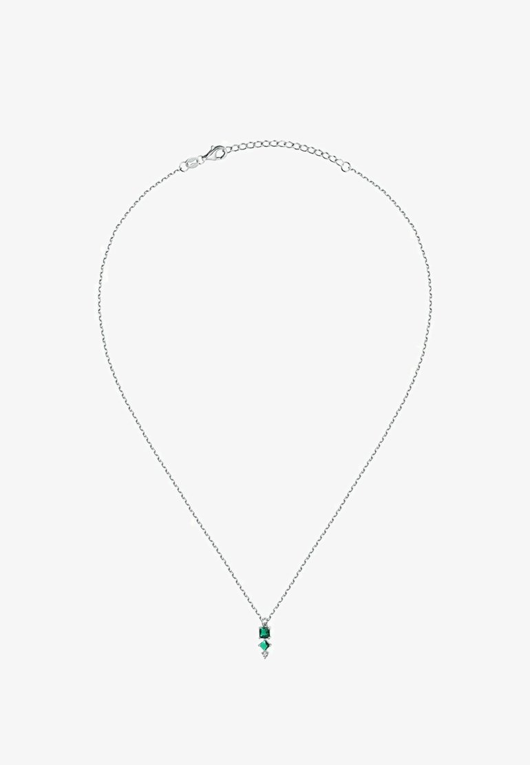 Silberne Halskette mit einem Anhänger, der einen rechteckigen grünen Edelstein, einen kleineren grünen Edelstein und einen dekorativen klaren Akzent enthält.