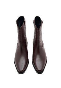 Botas de tobillo de cuero burdeos con parte superior de textura de patrón de cocodrilo, punta afilada y acabado suave, con tiradores laterales y suela plana de goma.