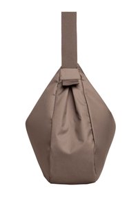 Borsa in tessuto marrone con forma geometrica, caratterizzata da una superficie texturizzata e una fascia larga, progettata per praticità e facilità di trasporto.