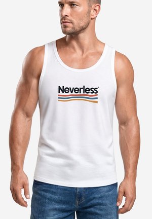 Muskelbepackter Mann, der ein weißes ärmelloses Shirt mit "Neverless" und bunten wellenförmigen Linien trägt, kombiniert mit blauen Jeans, leicht nach links gewandt.