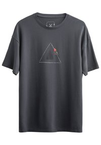 Donkergrijze katoenen T-shirt met korte mouwen en een ronde hals. Bevat een driehoekig ontwerp met een kleine rode accent.