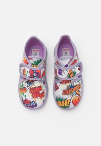 Μοβ αθλητικά παπούτσια με πολύχρωμο εκτυπωμένο σχέδιο σε στυλ κόμικ, με ρυθμιζόμενους ιμάντες και μαλακό ύφασμα στην επάνω πλευρά. Λαστιχένια σόλα για καλύτερη πρόσφυση.