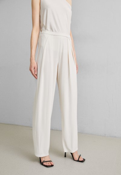 Norma Kamali TAPERED PLEATED TROUSER - Παντελόνι - white
