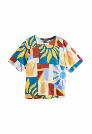 Kratký rukáv ve stylu trička z bavlny s patchworkovým designem, který obsahuje barevné vzory slunce, džbánků a geometrických tvarů v modré, žluté a červené.