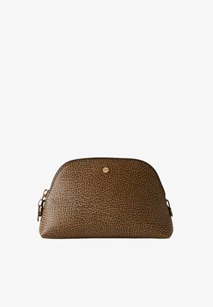 Trousse de maquillage marron texturée avec une forme arrondie, dotée d'un petit accent métallique à l'avant et d'une fermeture éclair.