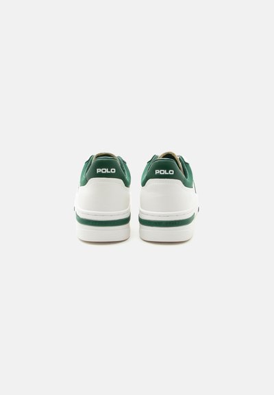 Λευκά και πράσινα sneakers χαμηλού προφίλ με την επωνυμία "POLO" στις ταμπελίτσες της φτέρνας, εμφανιζόμενα από πίσω σε απλό λευκό φόντο.