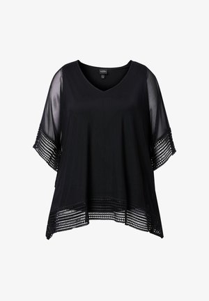 Blusa nera con scollo a V, maniche corte trasparenti e rifiniture in pizzo intricate su maniche e orlo, vestibilità ampia e tessuto leggero.