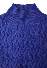 Pull violet tricoté avec un col côtelé haut et un motif en maille torsadée, mettant en valeur un design texturé sur le tissu.