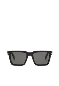 Lunettes de soleil rectangulaires noires avec monture épaisse, verres teintés foncés et subtils accents dorés sur les charnières, signées "Chopard" sur le verre droit.