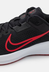 Nike Performance QUEST 6 - Hardloopschoenen voor op de weg - black/white/university red/dark smoke grey
