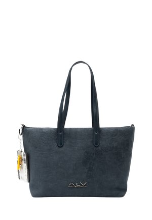 Borsa a mano azzurra con trama, due manici lunghi, motivi a rilievo e logo dorato. Include un'etichetta con portachiavi allegato.