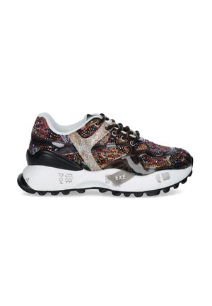 Zapatilla baja con parte superior de lentejuelas negras y multicolor, suela blanca acolchada con banda de rodadura negra y cordones negros con ojales dorados.