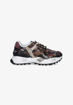 Zapatilla baja con parte superior de lentejuelas negras y multicolor, suela blanca acolchada con banda de rodadura negra y cordones negros con ojales dorados.