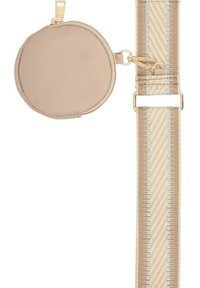 Pochette circolare beige realizzata in pelle testurizzata, attaccata a una tracolla regolabile a righe con hardware dorato e sottili accenti argento.