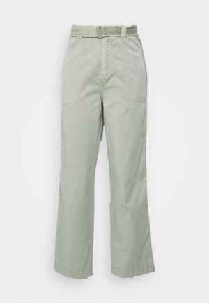 Pantaloni verzi deschis, cu croi larg, din bumbac, cu talie conică, buzunare frontale și detalii cusute de-a lungul cusăturilor și tivului.