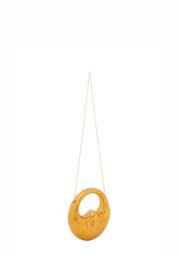 Gouden, halvemaanvormige tas met een gestructureerd oppervlak en een ronde handgreep. Opgehangen aan een delicate gouden ketting. Glad en glanzend afwerking.