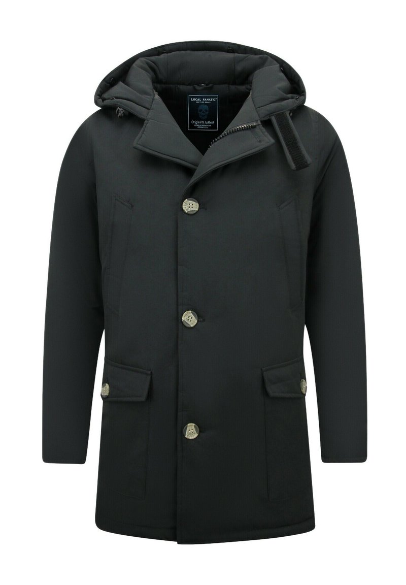 Zwarte gewatteerde jas met capuchon, voorzien van twee voorzakken, knoopsluiting en een ritssluiting aan de zijkant. Gladde textuur.