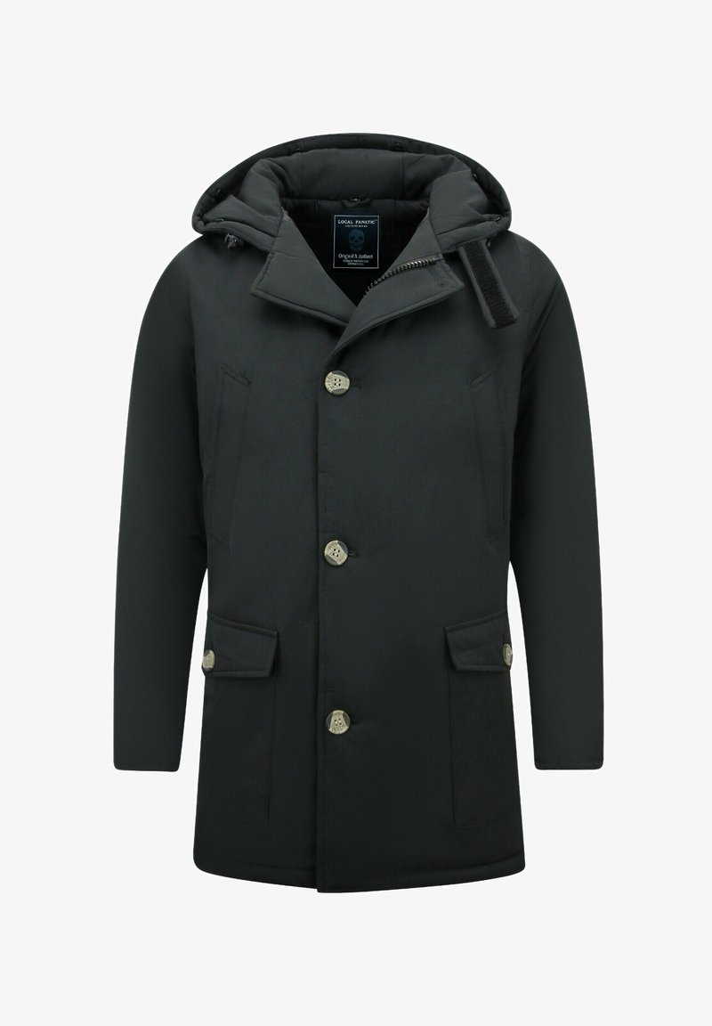 Zwarte gewatteerde jas met capuchon, voorzien van twee voorzakken, knoopsluiting en een ritssluiting aan de zijkant. Gladde textuur.