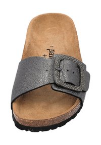 Sandal grigio con una fascia texturizzata e una grande fibbia metallica. La soletta ha una finitura naturale, mentre la suola è nera e robusta.