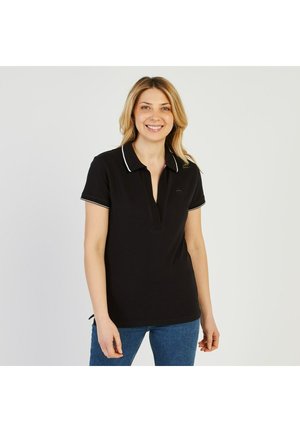 Polo noir avec une patte de boutonnage, col rayé blanc et manches courtes, fabriqué en coton au toucher doux.