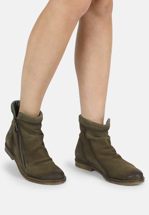 Bottines en suede vert olive à design froncé, avec une fermeture éclair latérale, un petit talon et un bout arrondi, présentant une texture douce.