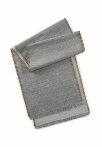 Grijze wollen sjaal met een gladde textuur, voorzien van franjes aan de randen en contrasterende bruine stiksels langs de zijkanten.