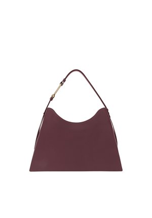 Borsa a tracolla in pelle bordeaux con una silhouette curva, tracolla singola e dettagli in metallo dorato. Texture liscia, design minimalista.