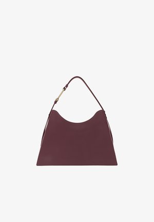 Borsa a tracolla in pelle bordeaux con una silhouette curva, tracolla singola e dettagli in metallo dorato. Texture liscia, design minimalista.