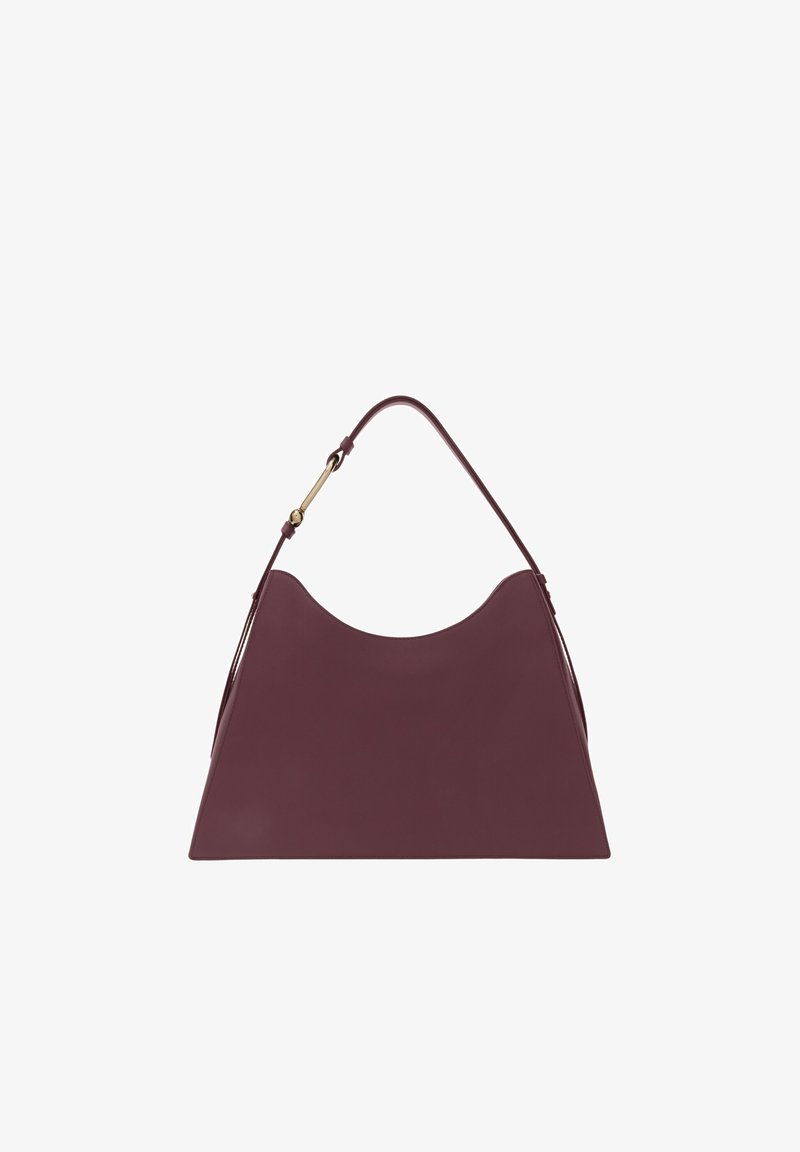 Bolso de mano de cuero burdeos con una silueta curva, correa de hombro única y acentos de hardware en tono dorado. Textura suave, diseño minimalista.