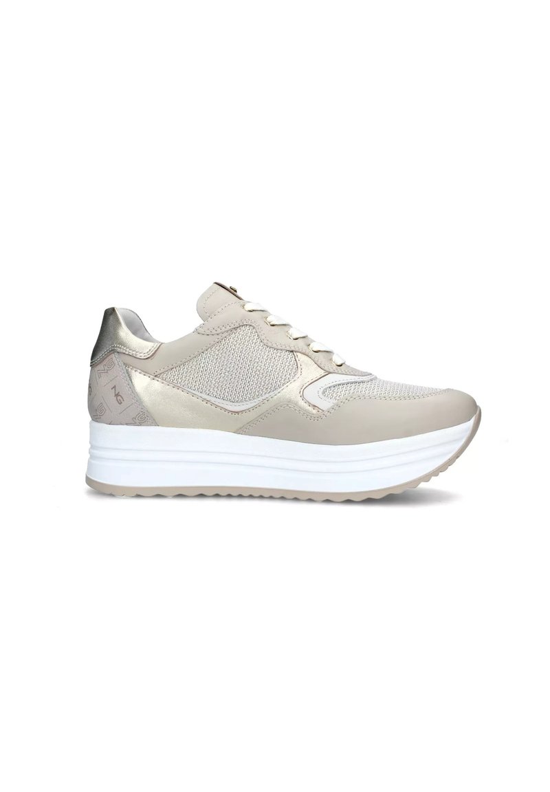 Sneaker beige con tomaia in mesh e pelle, dettagli metallici, chiusura con lacci e suola intermedia bianca spessa.