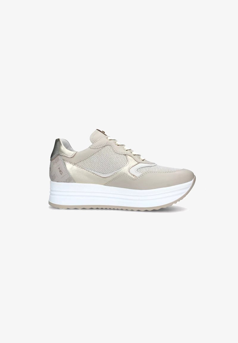 Sneaker beige con tomaia in mesh e pelle, dettagli metallici, chiusura con lacci e suola intermedia bianca spessa.