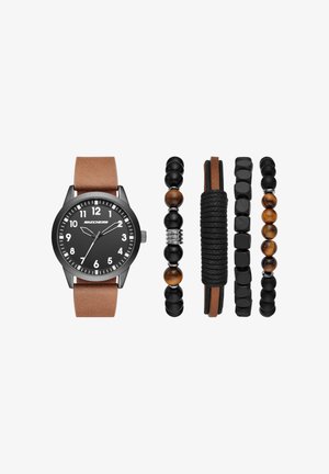 Montre-bracelet pour homme avec cadran noir, bracelet en cuir marron et quatre bracelets perlés en tons noirs et marron.