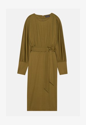 Vestido verde oliva de longitud media, hecho de una tela suave, con mangas largas, cintura ajustada con un cinturón de lazo y escote redondo.
