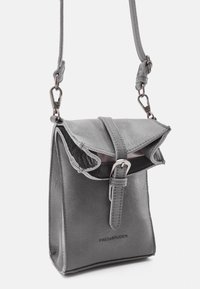 Kleine graue Leder-Umhängetasche mit Umschlagklappe, Schnallendetail und verstellbarem Riemen. Glatte Textur mit dezenten Nahtakzenten.