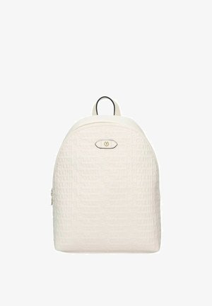 Witte rugzak met een reliëf patroon van herhaalde merknaam, een kleine leren patch aan de voorkant met een rond metalen detail, en een handvat bovenaan.