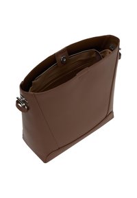 Bruine leren totebag met een gestructureerde vorm, een ritssluiting en een drukknoopsluiting, voorzien van zijhandvatten en een gevoerde binnenkant.