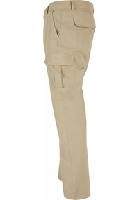 Pantalones cargo beige de algodón, con múltiples bolsillos, un corte relajado y costuras resistentes. Textura suave con diseño de pierna recta.