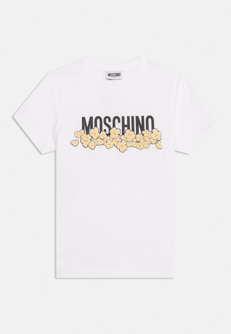 Λευκό T-shirt με κοντά μανίκια, με μαύρο κείμενο "MOSCHINO" και εικονογραφημένο κίτρινο ποπ κορν σκορπισμένο στο μπροστινό μέρος κάτω από το κείμενο.