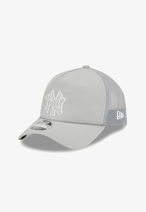 Hellgraue New York Yankees Kappe mit Mesh-Rückseite und gebogenem Schirm, mit besticktem Logo und Markenaufkleber auf dem Schirm.