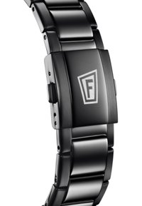 Črni metalni ročni ur s pravokotno številčnico in edinstvenim logotipom. Ima zasnovo zapestnice iz členov z mat in poliranim finishem.