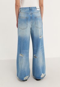 YOURTURN by Zalando UNISEX - Loose Jeans - light blue denim