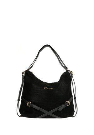 Bolso de hombro negro de cuero con detalles de anillo dorado, correa ajustable y pequeño logo dorado en el centro frontal.