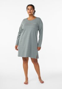 Vestito lungo a maniche lunghe verde a righe con scollatura rotonda, dotato di tasca frontale e una fessura di lato, realizzato in tessuto morbido e liscio.