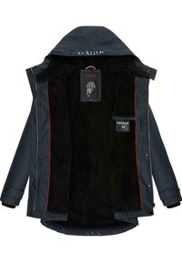 Chaqueta azul oscura con un forro interior negro y suave. Cuenta con capucha, cremalleras, acentos rojos y una etiqueta de logo en el interior.