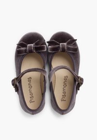 Scarpe da balletto in velluto grigio con dettaglio a fiocco, cinturino regolabile e soletta imbottita con logo "Pisamonas" sulla soletta.